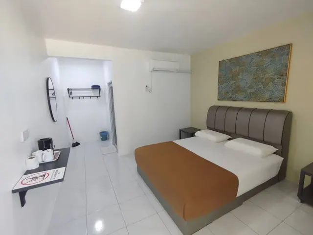 Idaman deluxe room with a double bed, air conditioning and a desk
